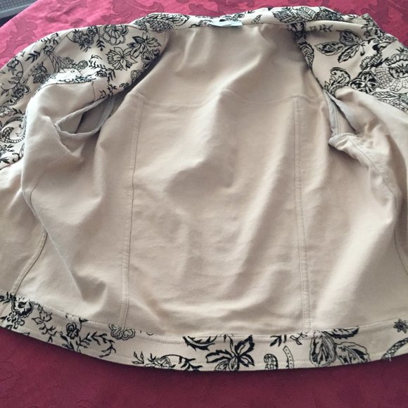 Classic Beige Jacket with Black Velvet Flowers St John Sport by Marie Grey - Picture 6 of 12